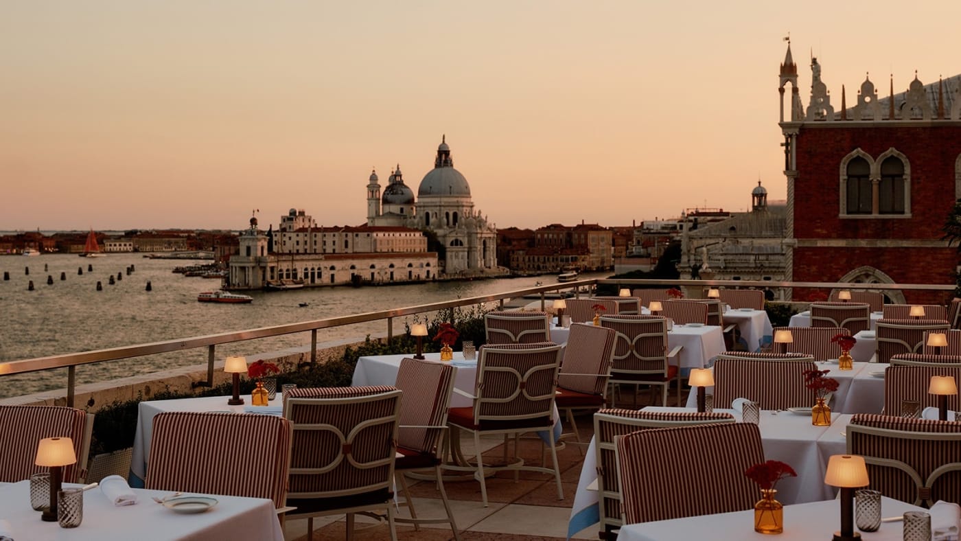 O terraço ao pôr do sol, de frente para a Salute no Four Seasons Hotel Danieli