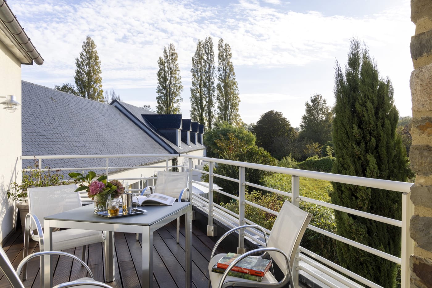 Terraço privativo de uma suíte do L'Ermitage com vista para o jardim