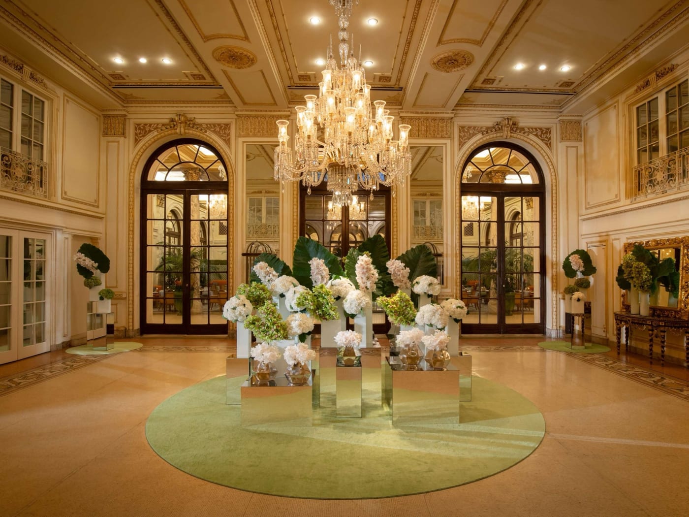 Lobby Fifth Avenue avec lustre de cristal et composition florale