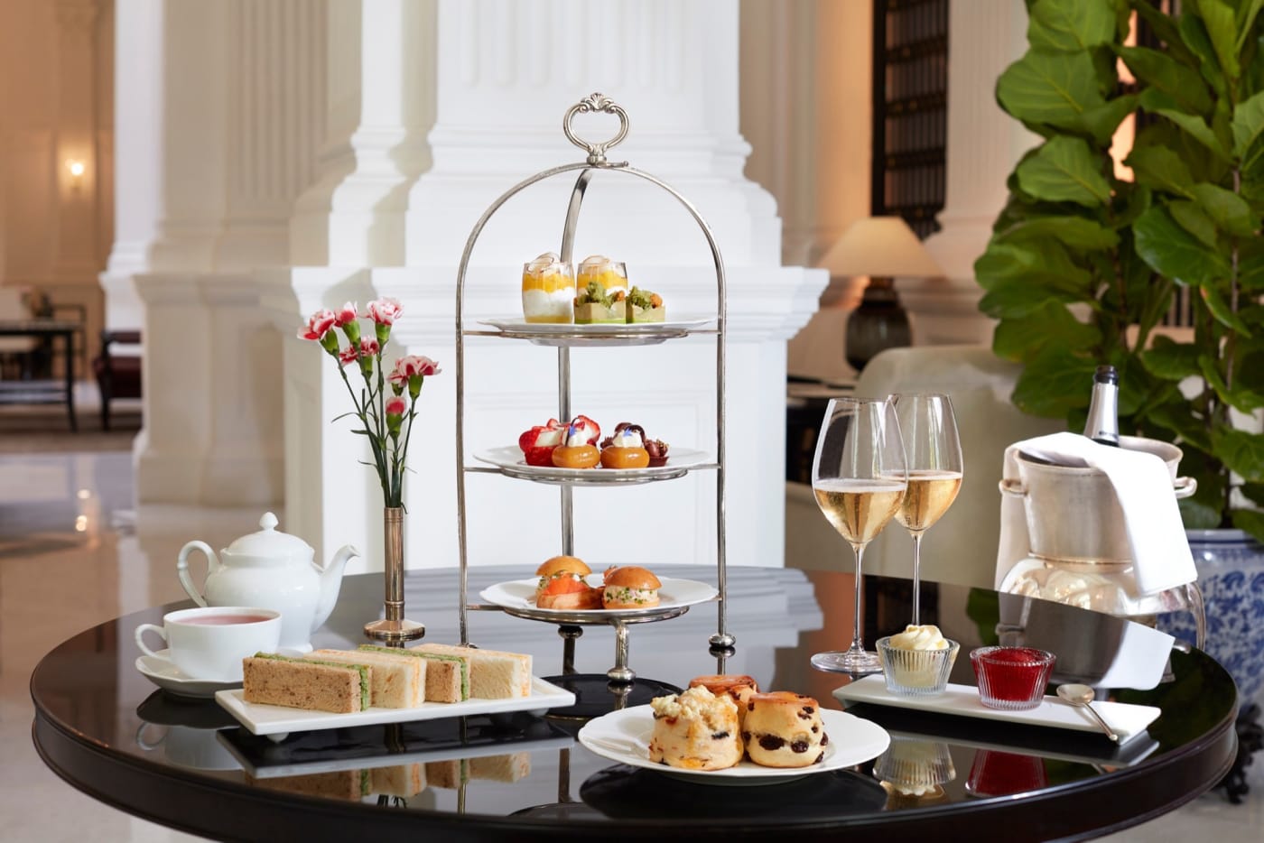 Afternoon Tea auf silberner Etagere in der Grand Lobby