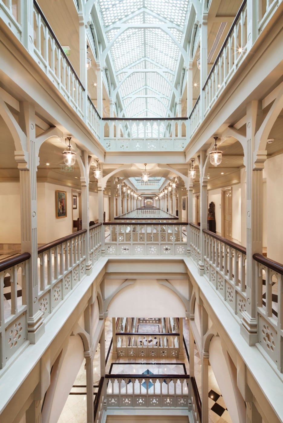 Atrium unter einem Glasdach und Galerien mit Balustraden im Palace-Flügel