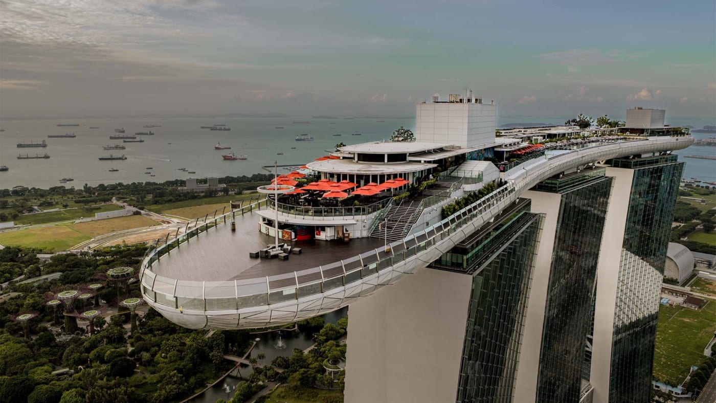 Der SkyPark aus der Drohnenperspektive, Dachrestaurants, Gardens by the Bay und die Meeresstraße