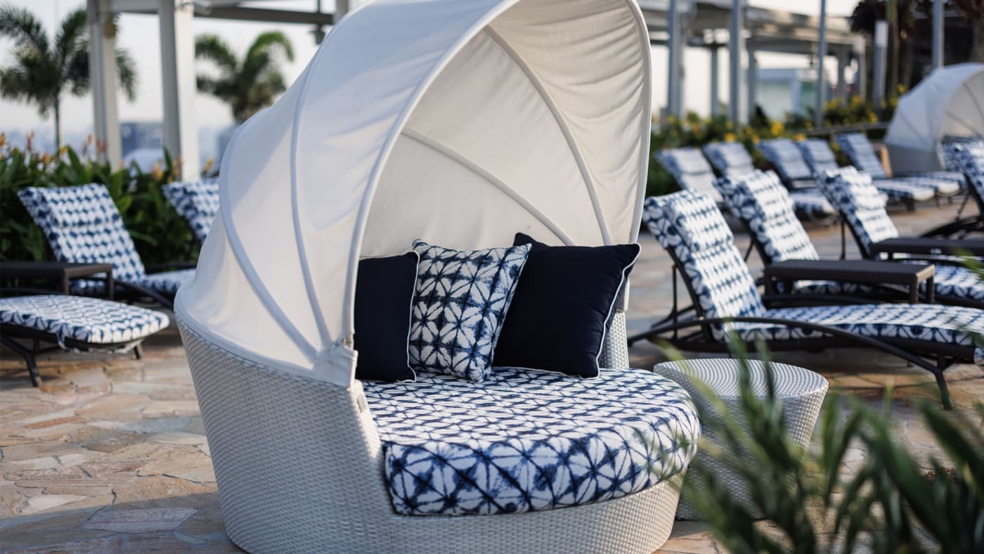 Daybed und Sonnenliegen am Poolrand
