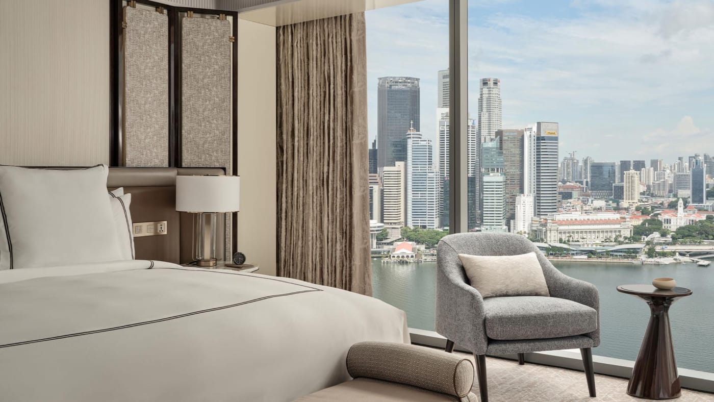 Schlafzimmer einer Sands Premier Suite mit Blick auf die Bucht und die Stadt