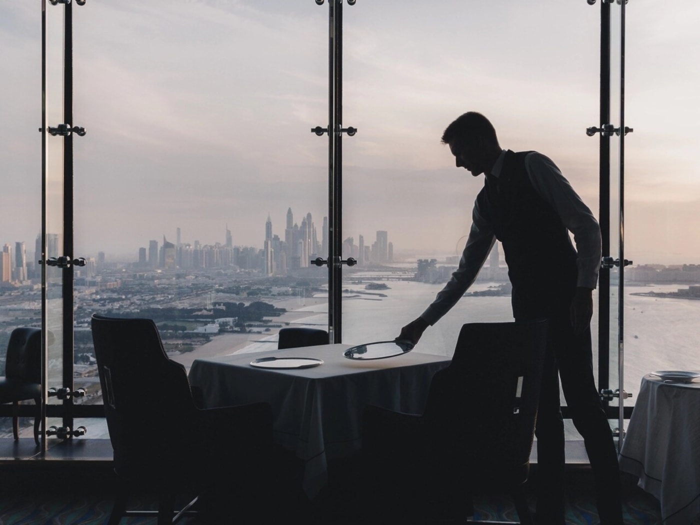 Al Muntaha auf der 27. Etage, Kellner als Silhouette vor dem Jachthafen
