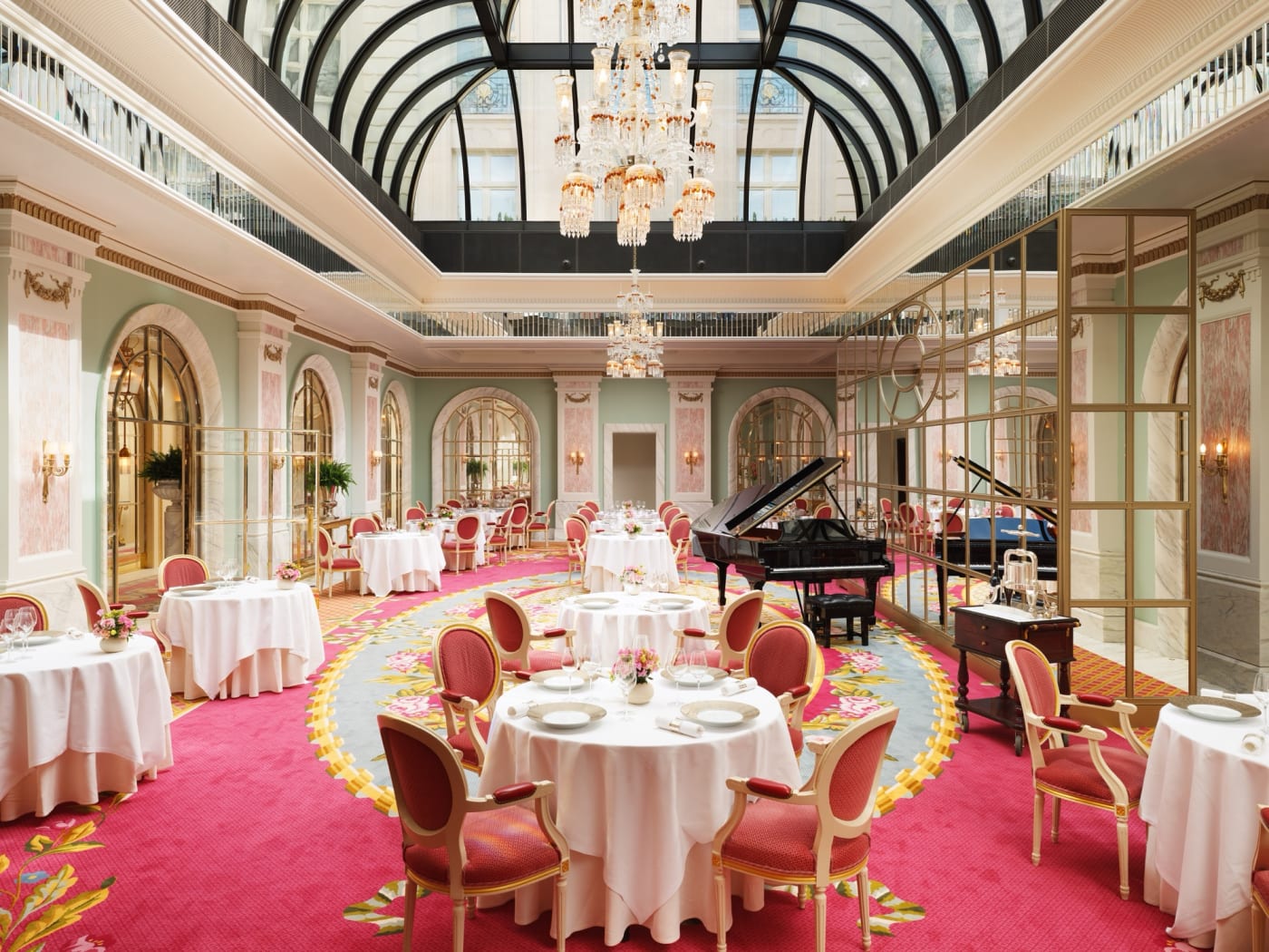 The Ritz Restaurant, salle sous verrière avec lustres et piano