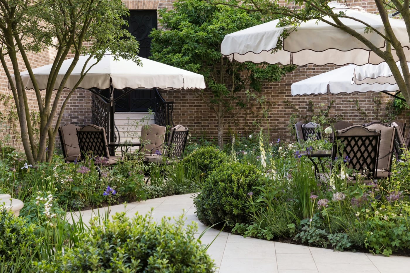 The Secret Garden, jardin-terrasse avec parasols et massifs