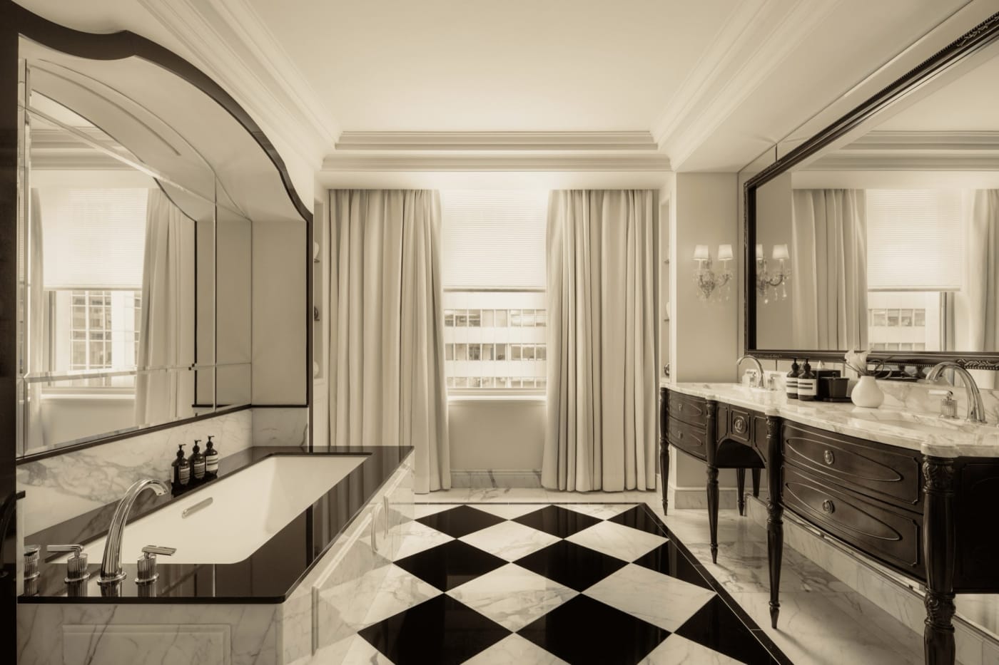 Salle de bains de l'Empire Suite, damier noir et blanc et baignoire