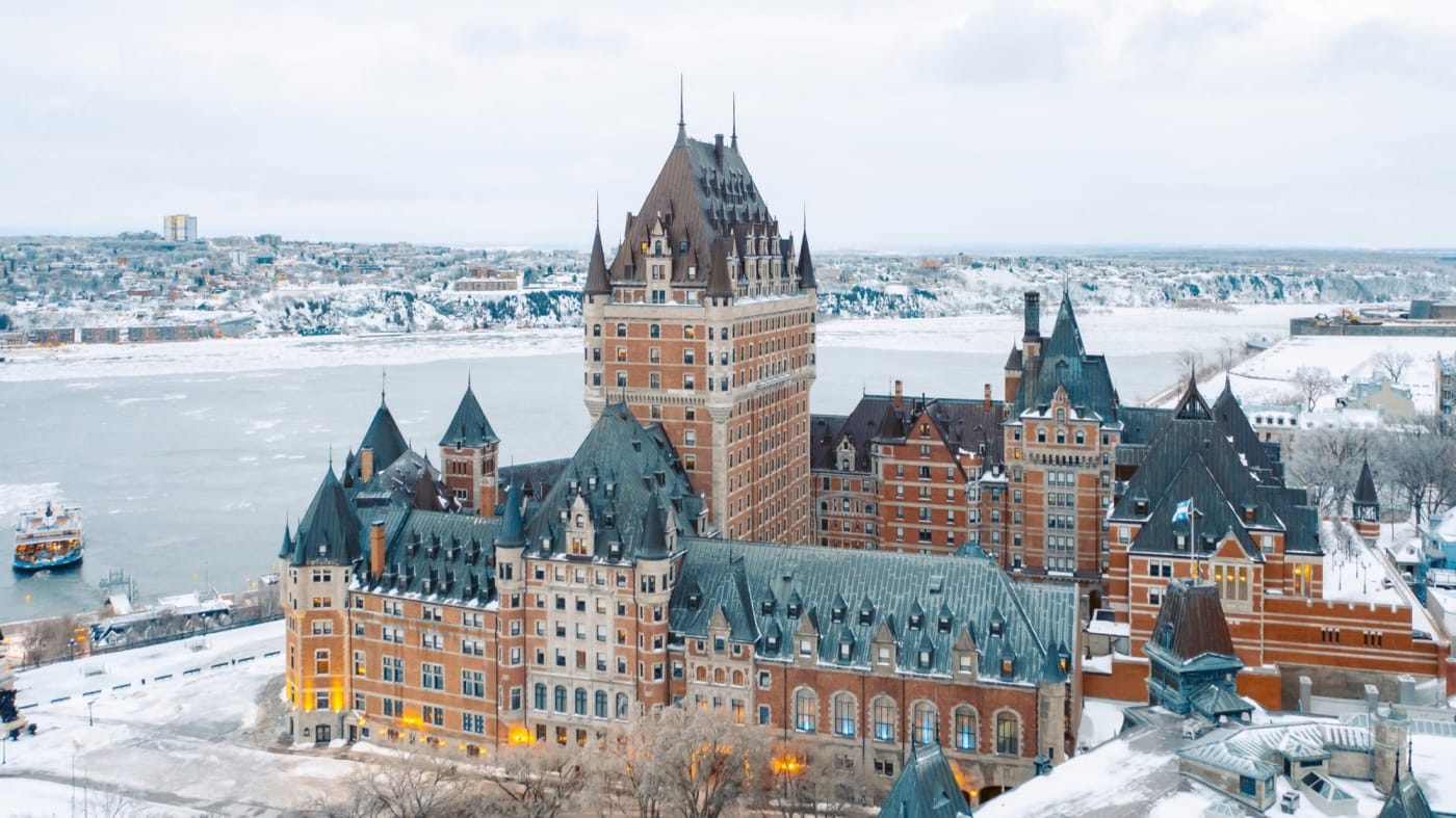 Vue aérienne hivernale du Château, de la tour centrale et du fleuve pris par les glaces
