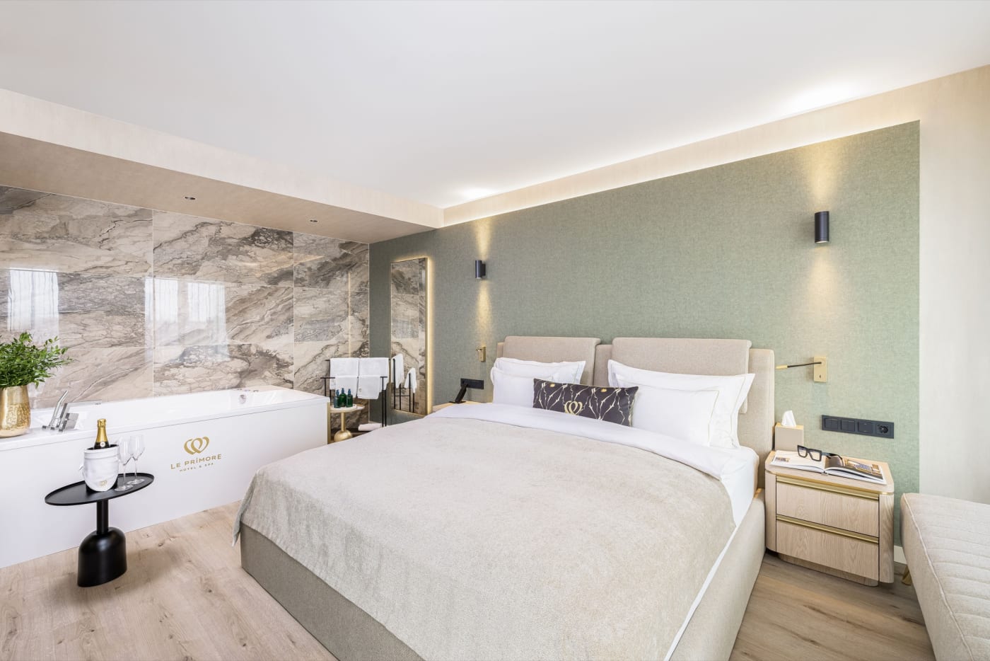 El Romantic Oasis Studio del Primore con bañera de hidromasaje en la habitación