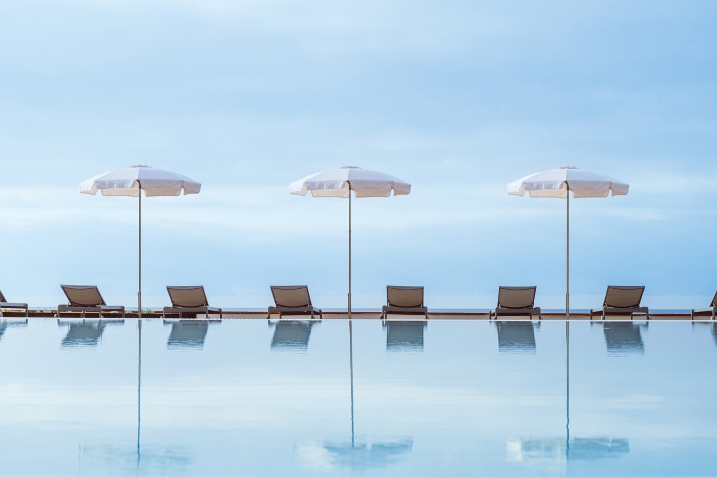 Piscina do hotel Santa Marta Hotel & Spa, no pinhal sobre o mar, Lloret de Mar