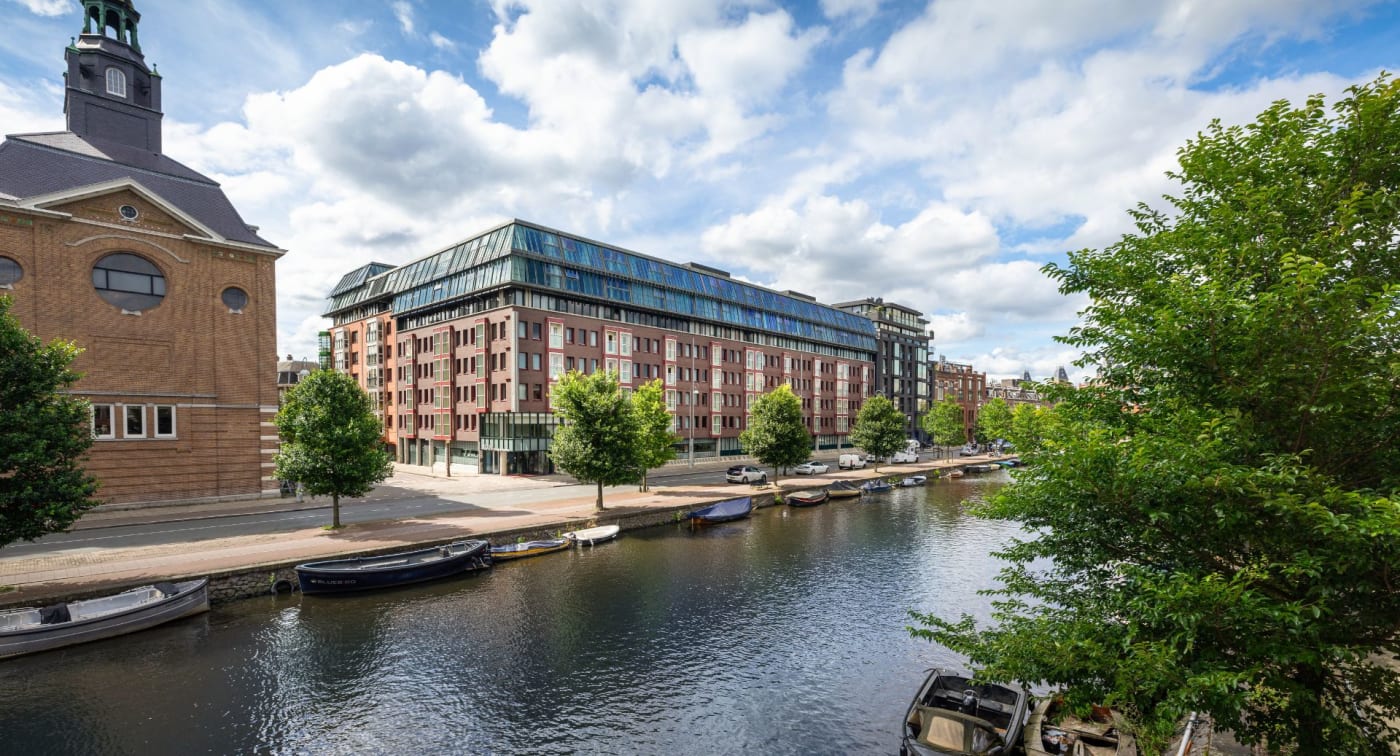 La fachada del Avani Museum Quarter Amsterdam junto al canal, hotel de Amancio Ortega