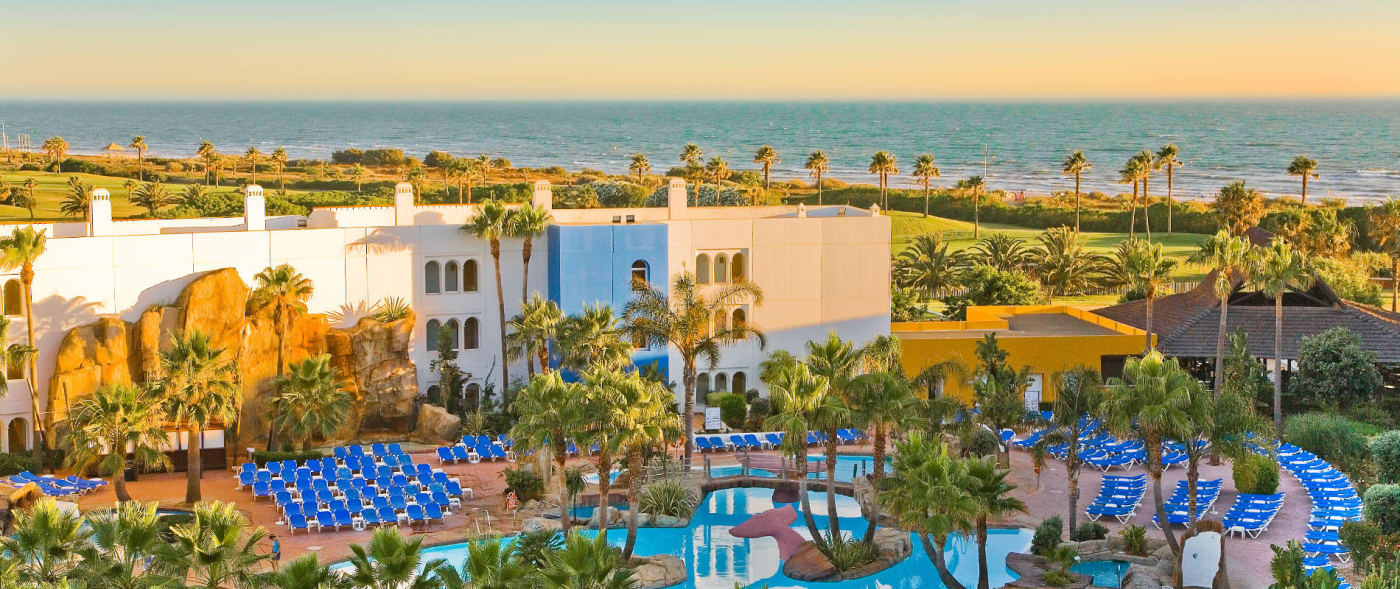 Vista aérea del Playaballena Aquapark & Spa Hotel en Rota, propiedad de Amancio Ortega