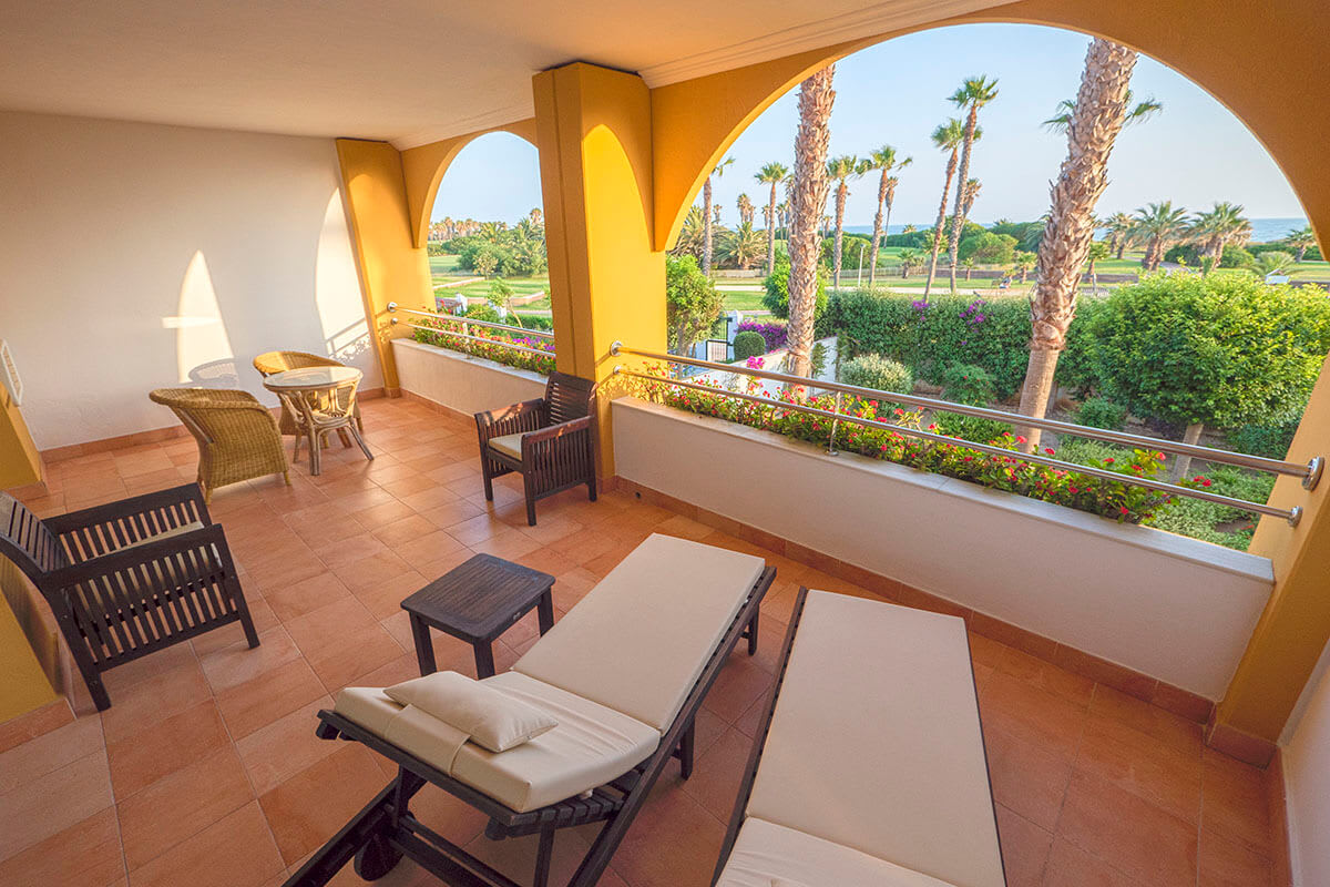 Una habitación con terraza del Playaballena Aquapark & Spa Hotel