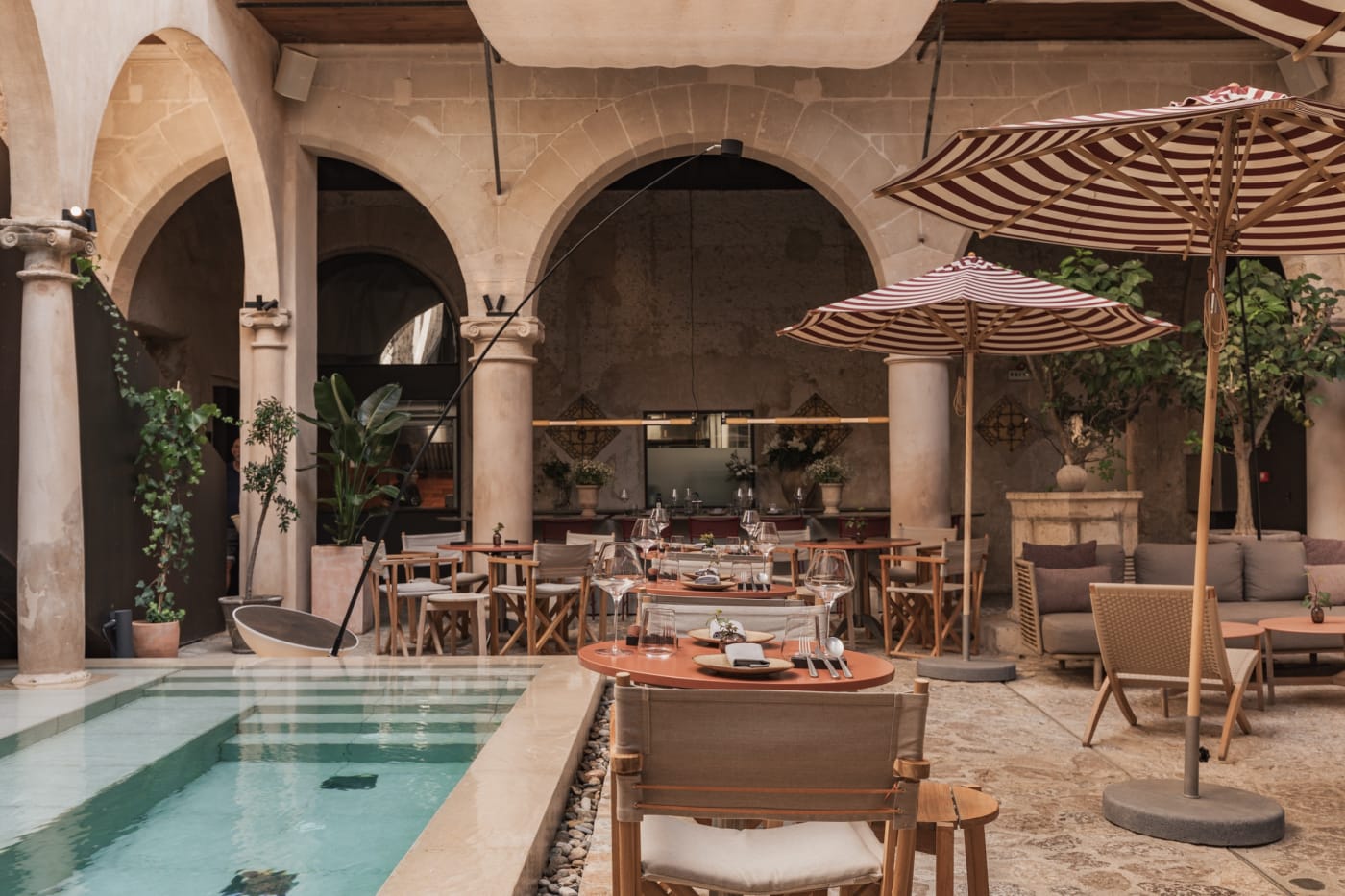 El patio con piscina del Nobis Hotel Palma, hotel de Amancio Ortega en Mallorca
