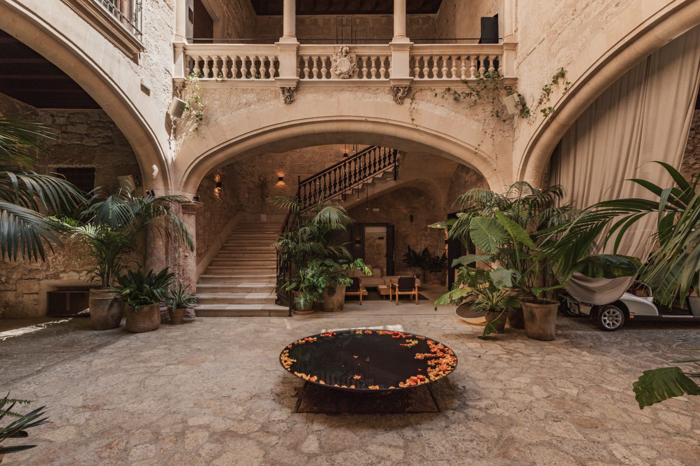 El patio de entrada medieval del Nobis Hotel Palma