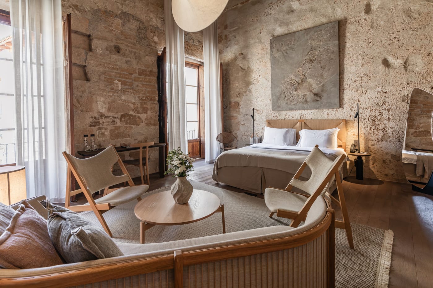 La suite Nobis del Nobis Hotel Palma, muros de piedra y mobiliario escandinavo