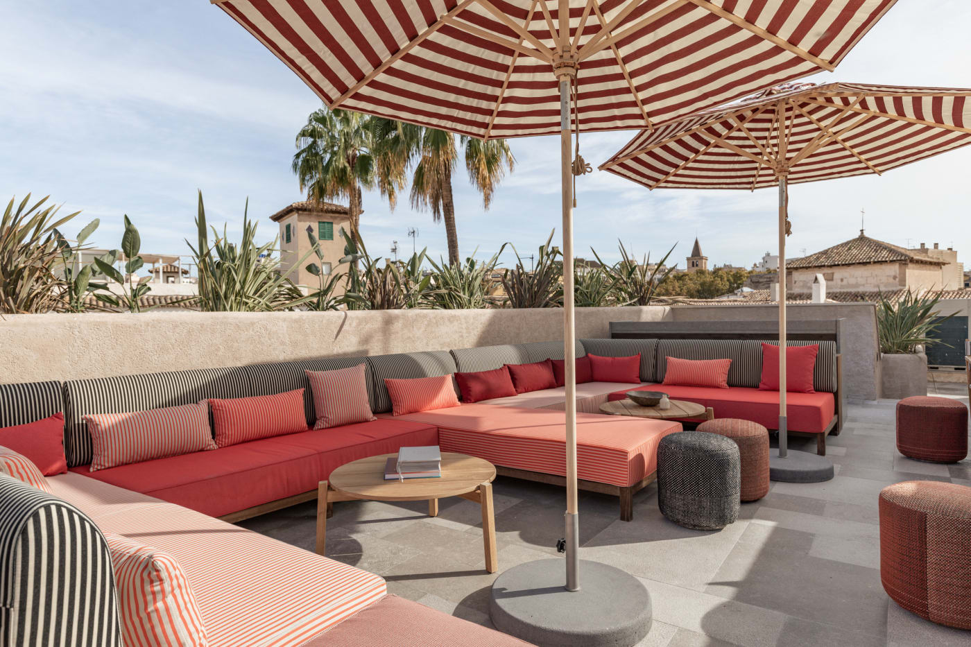 La azotea del Nobis Hotel Palma con vistas a los tejados de Palma