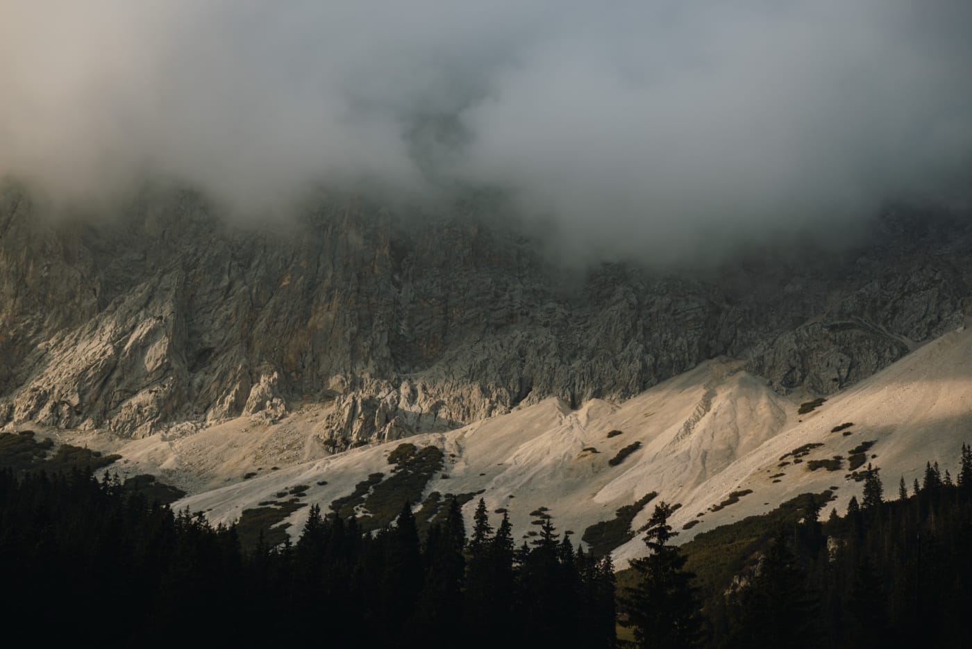 Die Wetterstein-Wände im Abendlicht rund um die Ehrwalder Alm