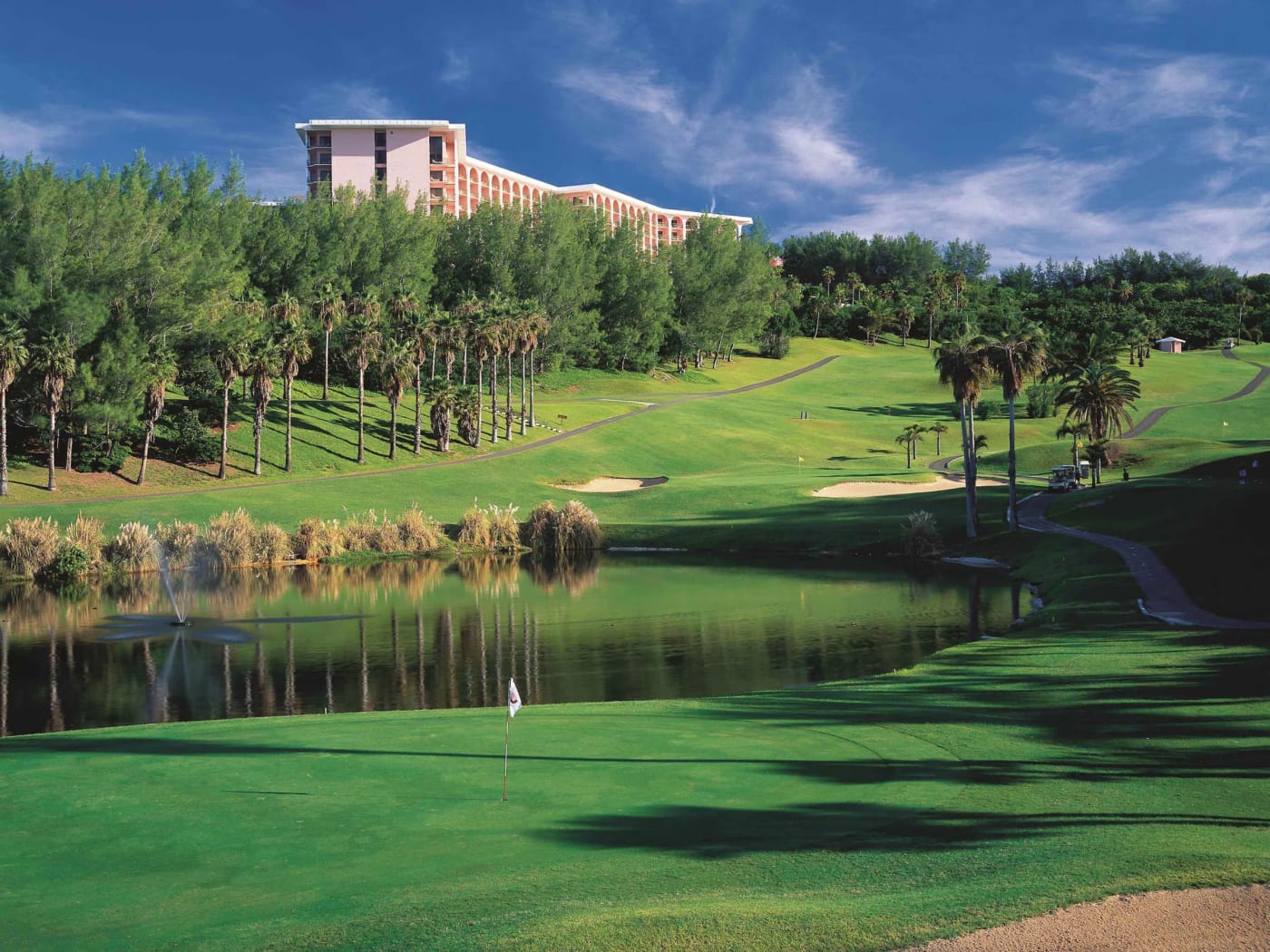Le Fairmont Southampton dominant le parcours de golf de Turtle Hill, aux Bermudes