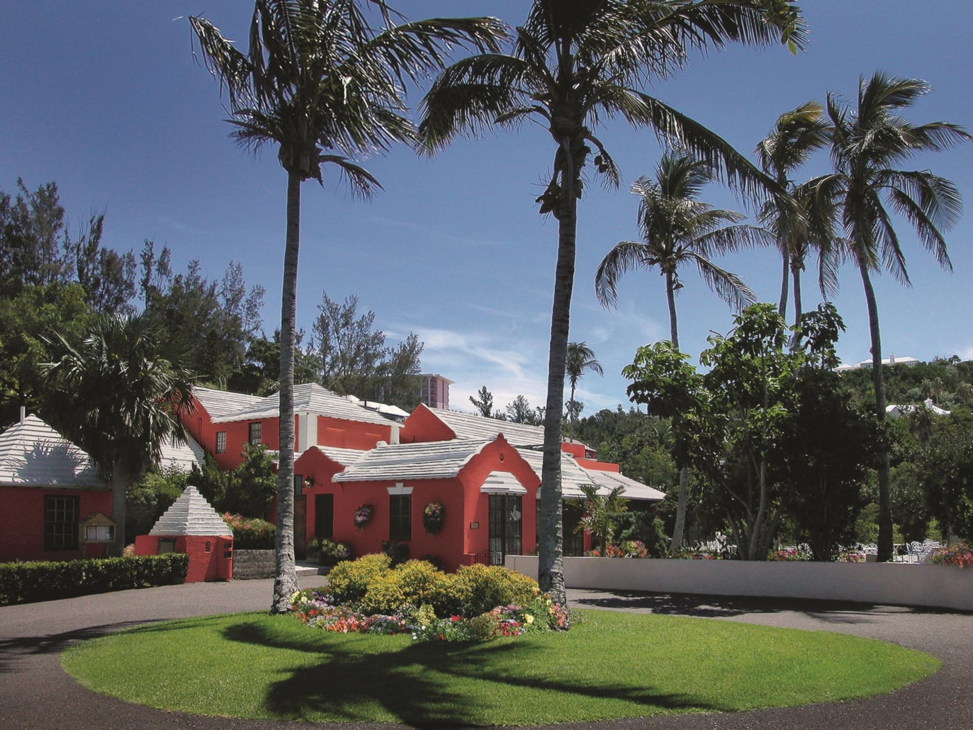 La maison rose du Waterlot, steakhouse du Fairmont Southampton, entre les palmiers