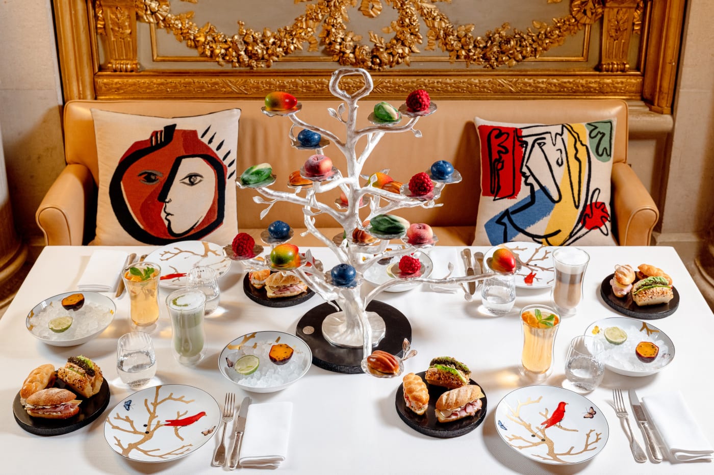 Tea time del restaurante Le Dalí en Le Meurice, árbol de plata con las frutas esculpidas de Cédric Grolet y cojines inspirados en Dalí