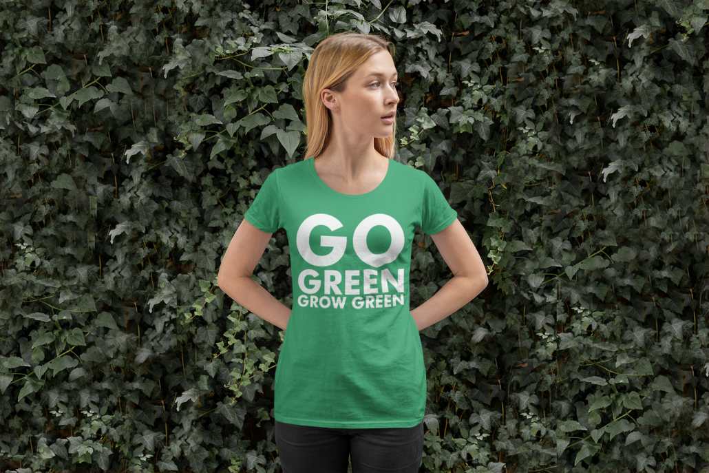 Frau trägt ein grünes T-Shirt mit individuellem Schriftdesign