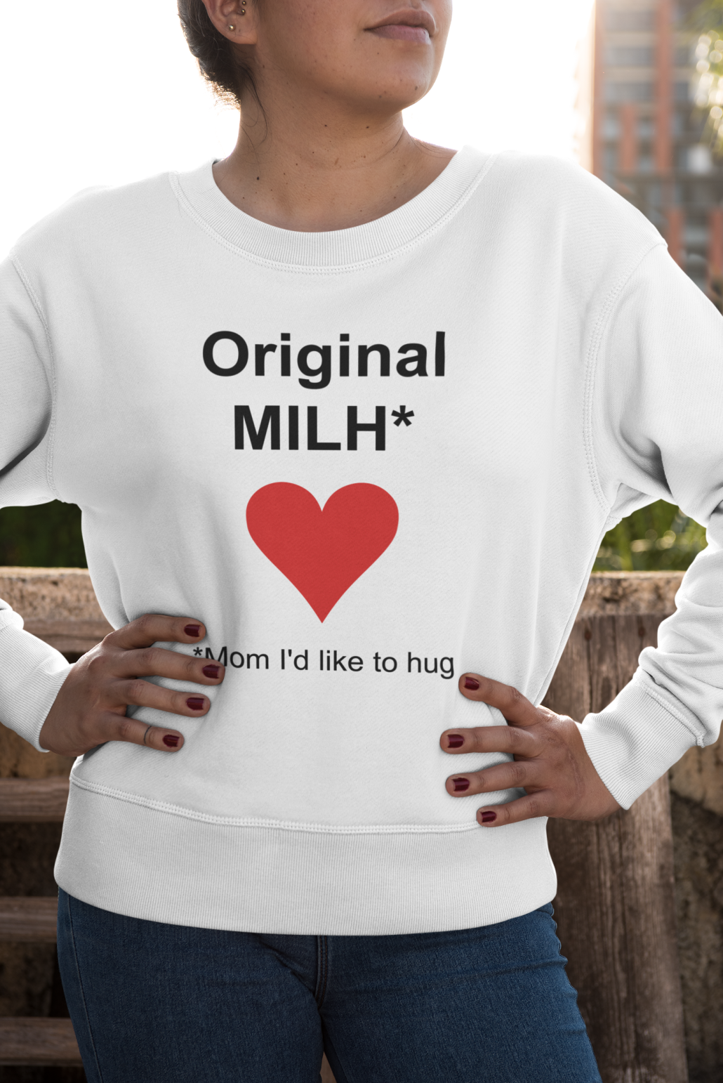 Frau in weißem Sweatshirt mit Aufdruck "MILH - Mom I`d like to hug"