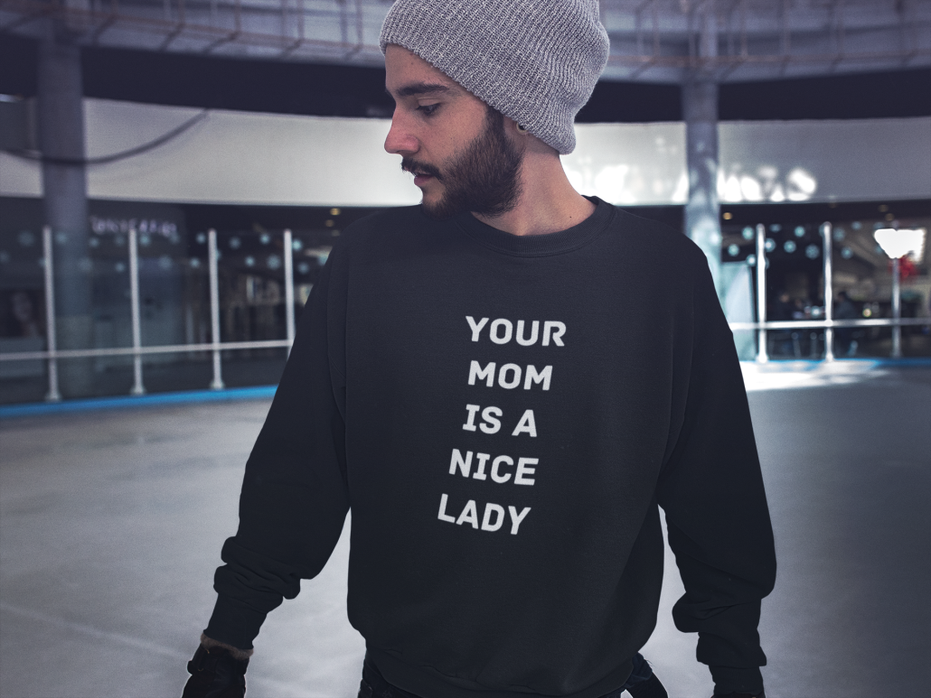 Junger Mann mit grauer m Mütze und schwarzem Sweatshirt  mit Aufdruck "Your mom is a nice lady"