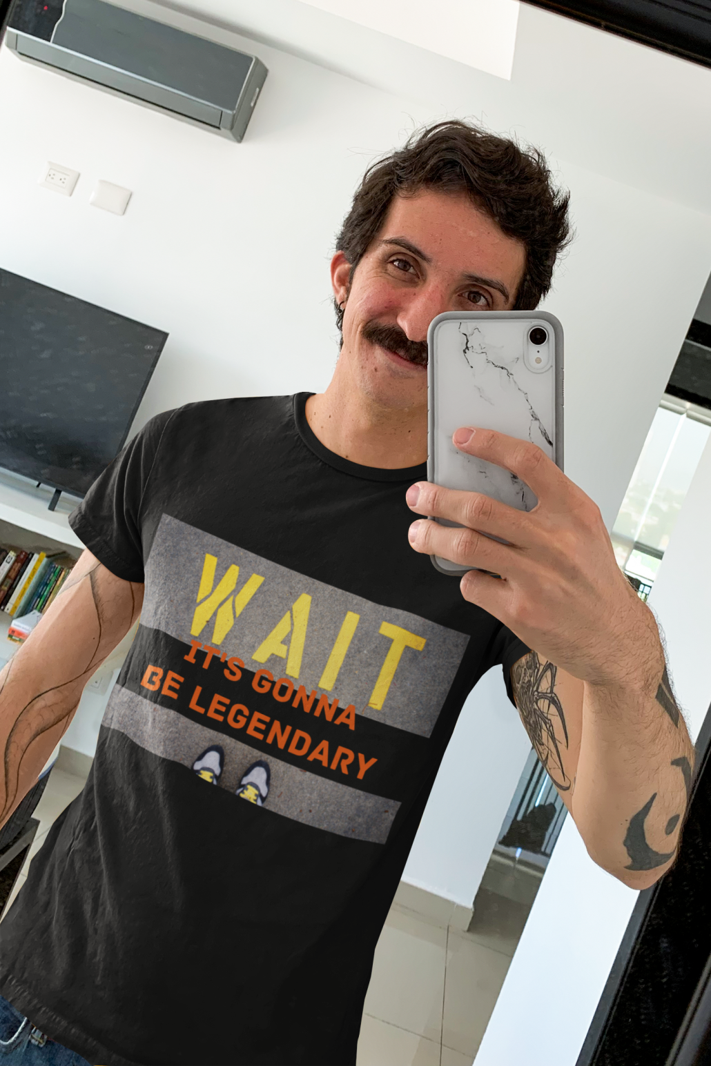 Junger Mann macht ein Selfie von seinem selbst gestalteten T-Shirt