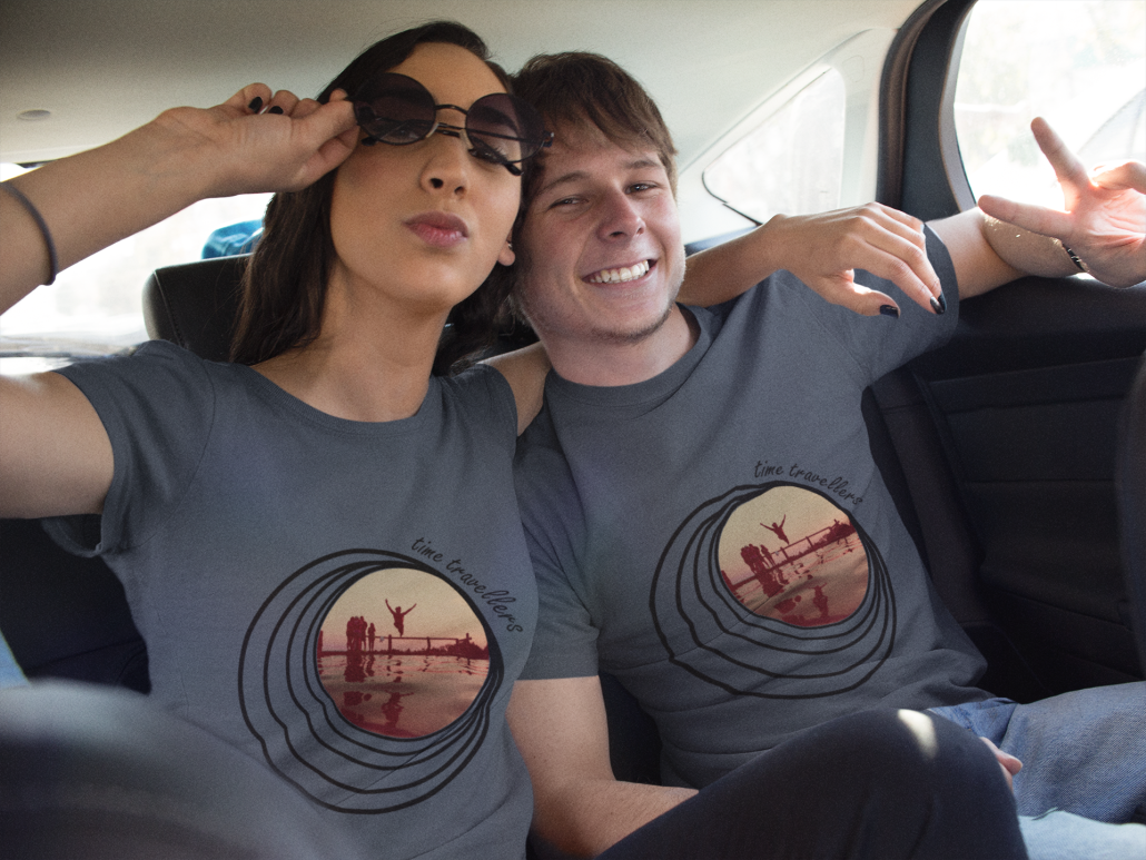 Gute Freunde tragen identische selbst gestaltete T-Shirts als Urlaubserinnerung