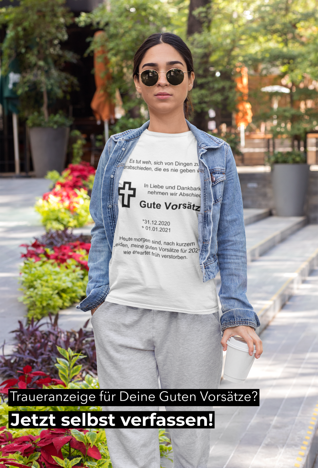 Junge Frau mit lässigem Outfit trägt ein humorvolles selbst gestaltetes T-Shirt zum Thema "Gute Vorsätze"