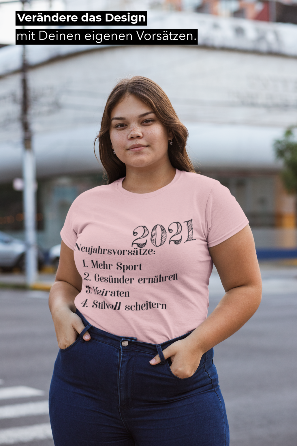 Junge Frau trägt ein selbst gestaltetes T-Shirt mit Neujahrsvorsätzen für 2021