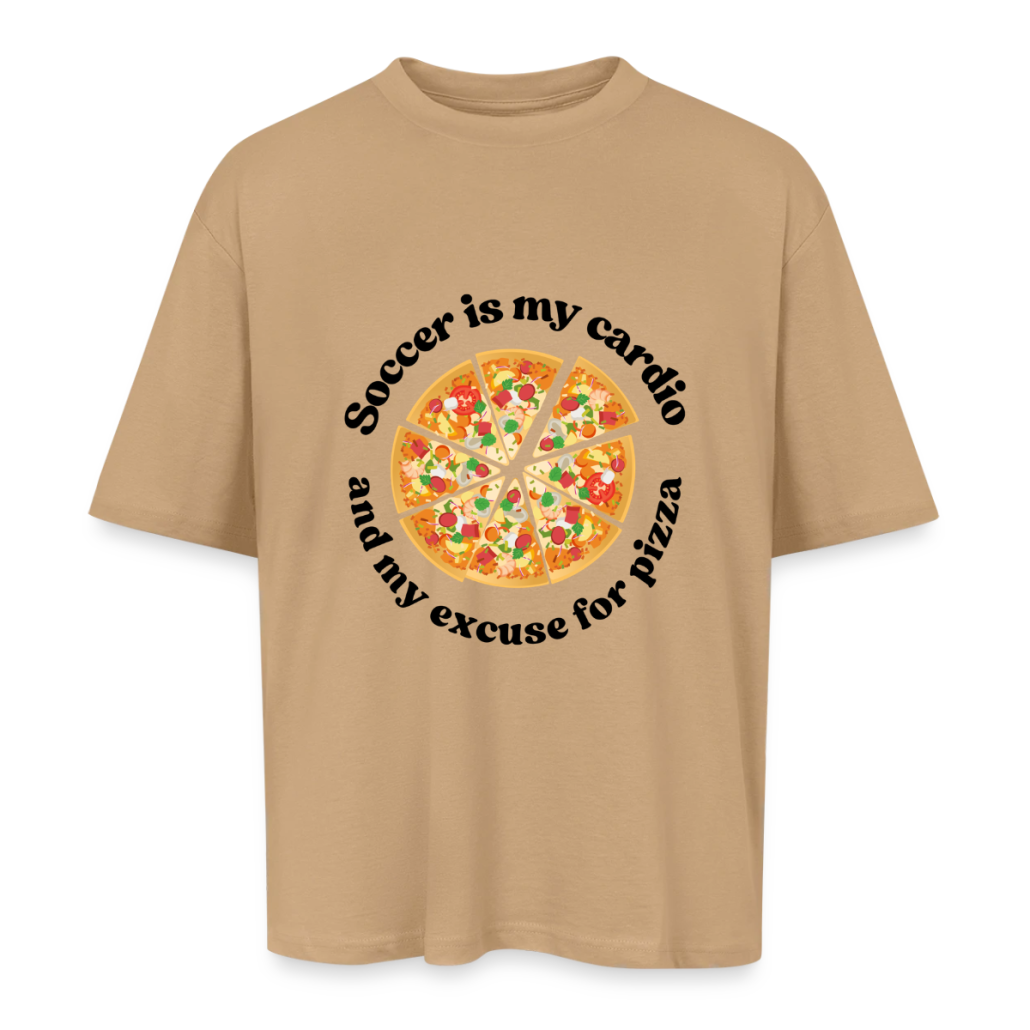 Beigefarbenes T-Shirt mit Pizza-Grafik und Schriftzug „Soccer is my cardio and my excuse for pizza“ im Kreis.
