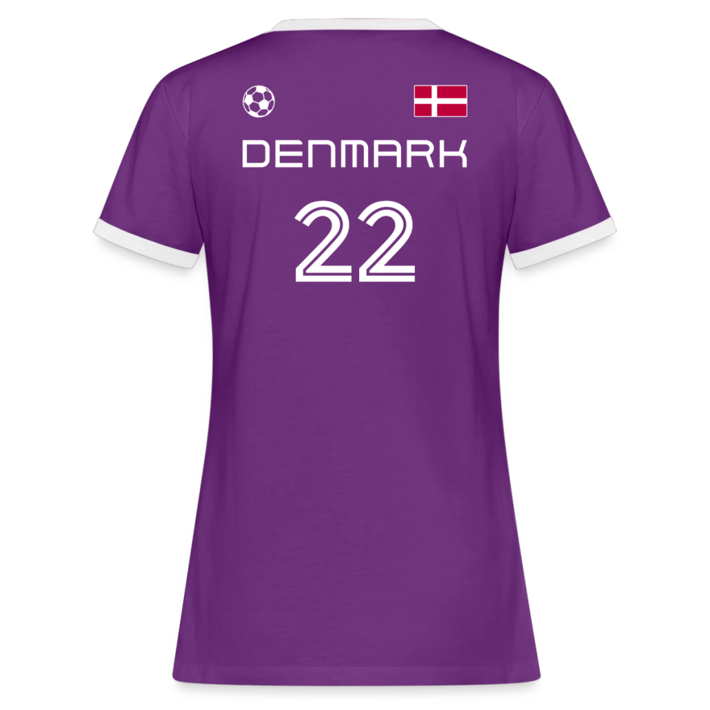 Lila T-Shirt in Trikot-Optik mit Aufdruck „DENMARK 22“, dänischer Flagge und kleinem Fußballsymbol auf dem Rücken.