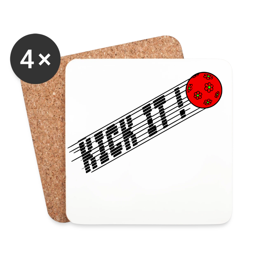 Vier quadratische Untersetzer aus Kork und weißem Material mit stilisiertem Schriftzug und rotem Punktmotiv.