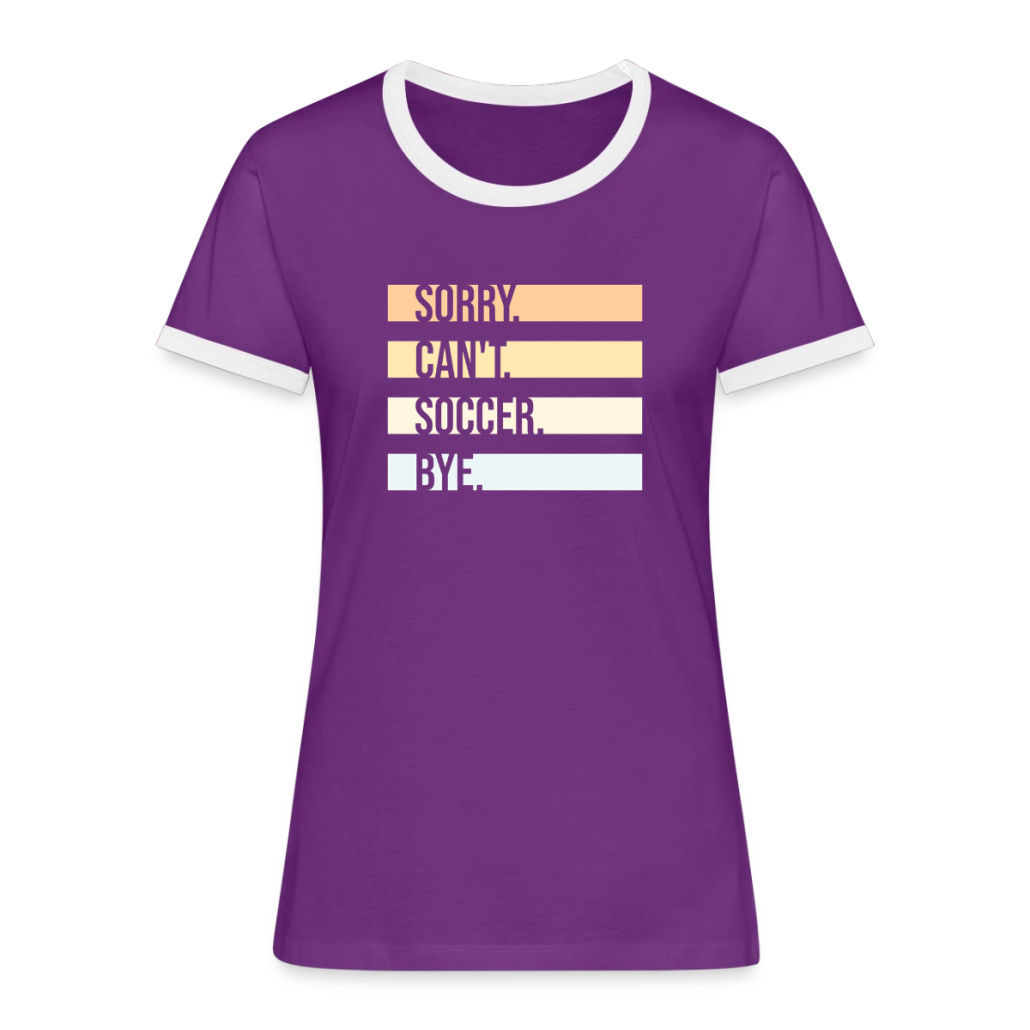 Lila T-Shirt mit weißem Kragen und mehrzeiligem Aufdruck „Sorry. Can’t. Soccer. Bye.“ auf der Vorderseite.