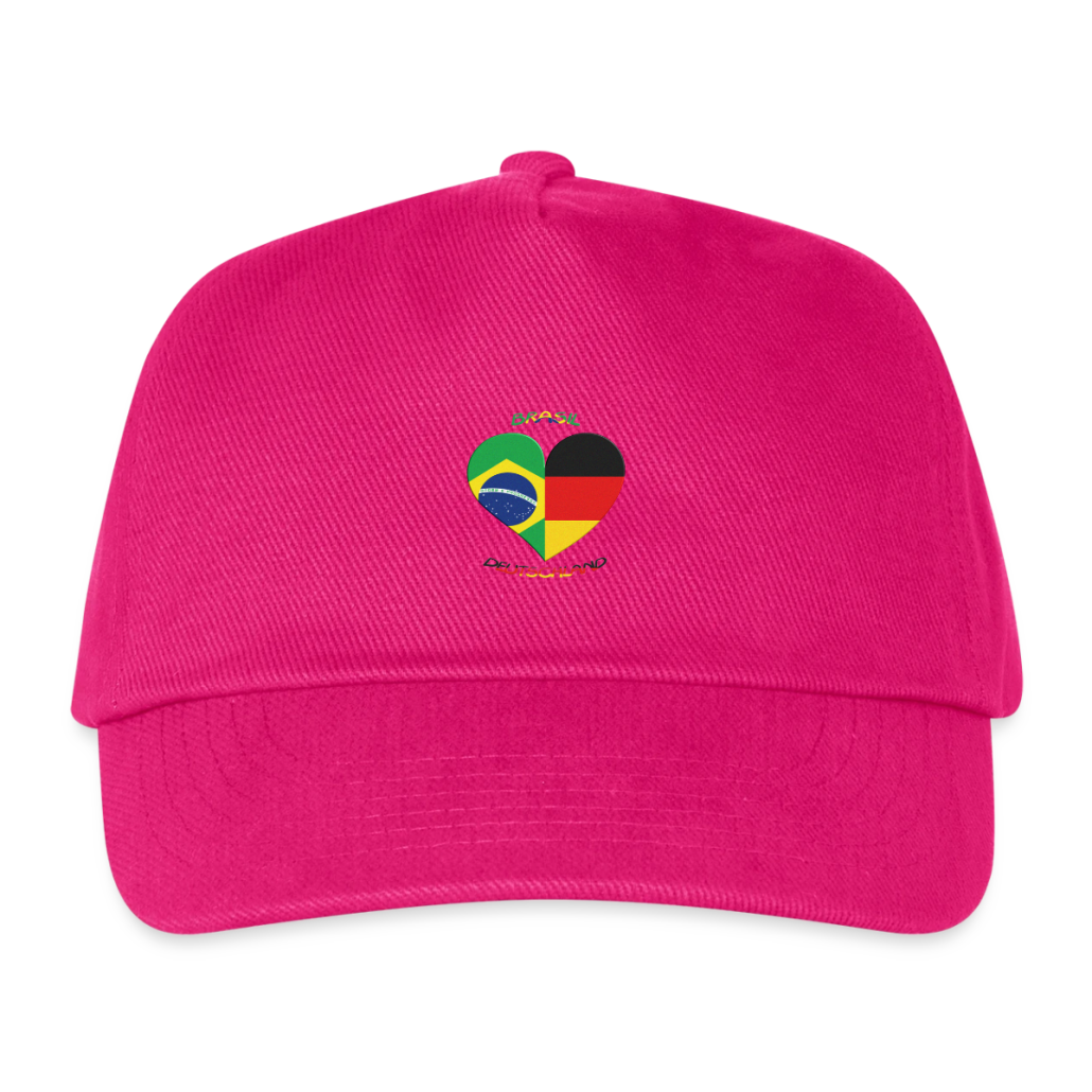 Pinke Baseballkappe mit Herzmotiv in den Farben der brasilianischen und deutschen Flagge sowie den Worten „Brasil“ und „Deutschland“ als personalisiertes Fußballgeschenk für Kinder.