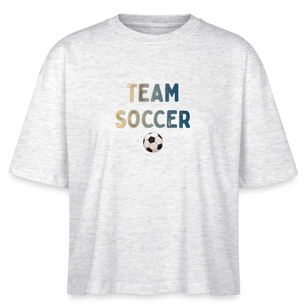 Helles T-Shirt mit dem Schriftzug „Team Soccer“ in bunten Buchstaben und einem Fußball darunter.