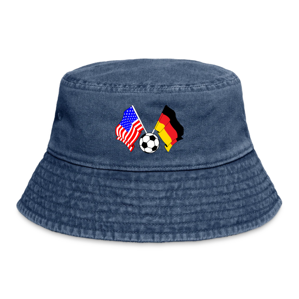 Blauer Bucket Hat mit aufgestickten Flaggen der USA und Deutschlands sowie einem Fußballmotiv.