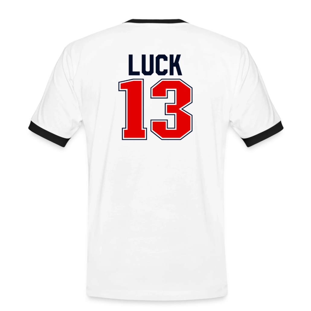 Weißes Trikot mit schwarzem Kragen und Ärmelbündchen, Aufdruck „LUCK 13“ in Rot und Blau auf dem Rücken.