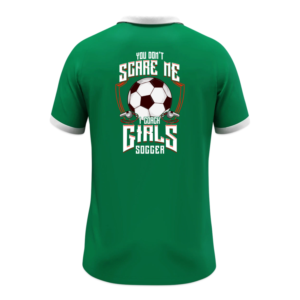 Grünes T-Shirt mit Rückenprint „You don’t scare me, I coach girls soccer“ sowie großem Fußball und Trillerpfeifen.