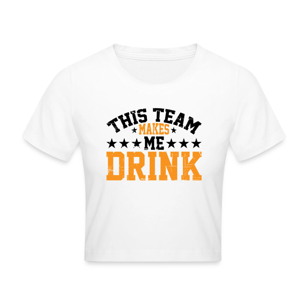 Weißes T-Shirt mit Aufdruck „This team makes me drink“ in Schwarz und Orange, verziert mit Sternen.