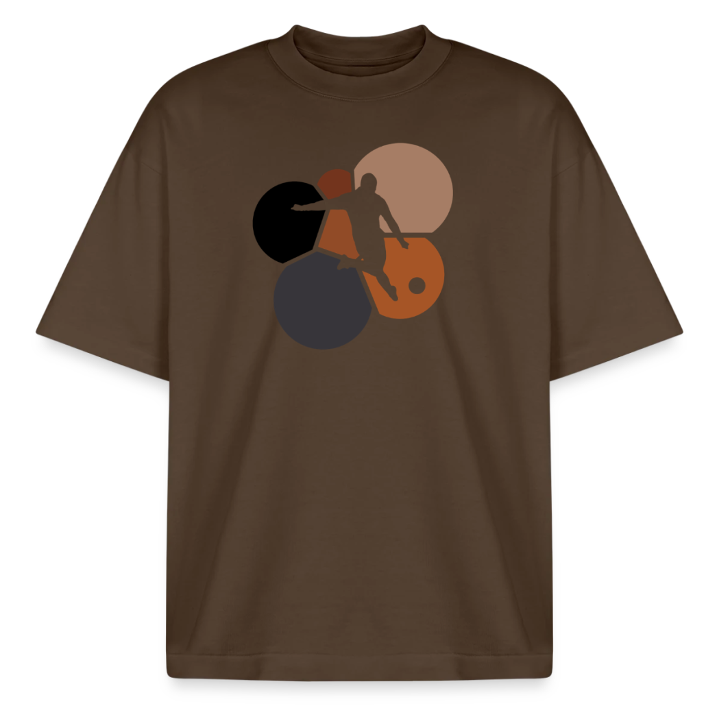 Braunes T-Shirt mit grafischer Illustration eines Fußballspielers vor abstrakten, farbigen Kreisen.