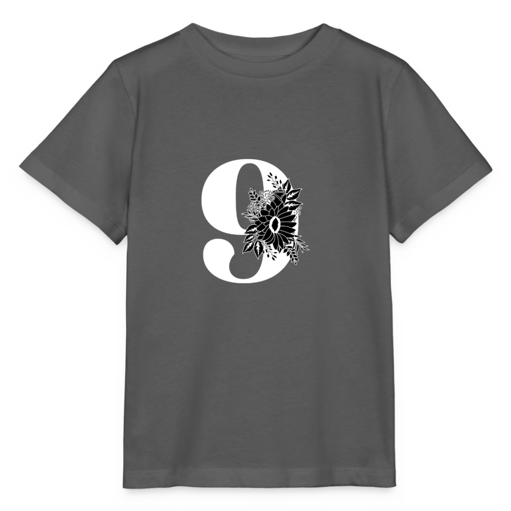 Dunkelgraues T-Shirt mit großer weißer Zahl „9“, teilweise von einer schwarzen Blumenillustration überlagert.