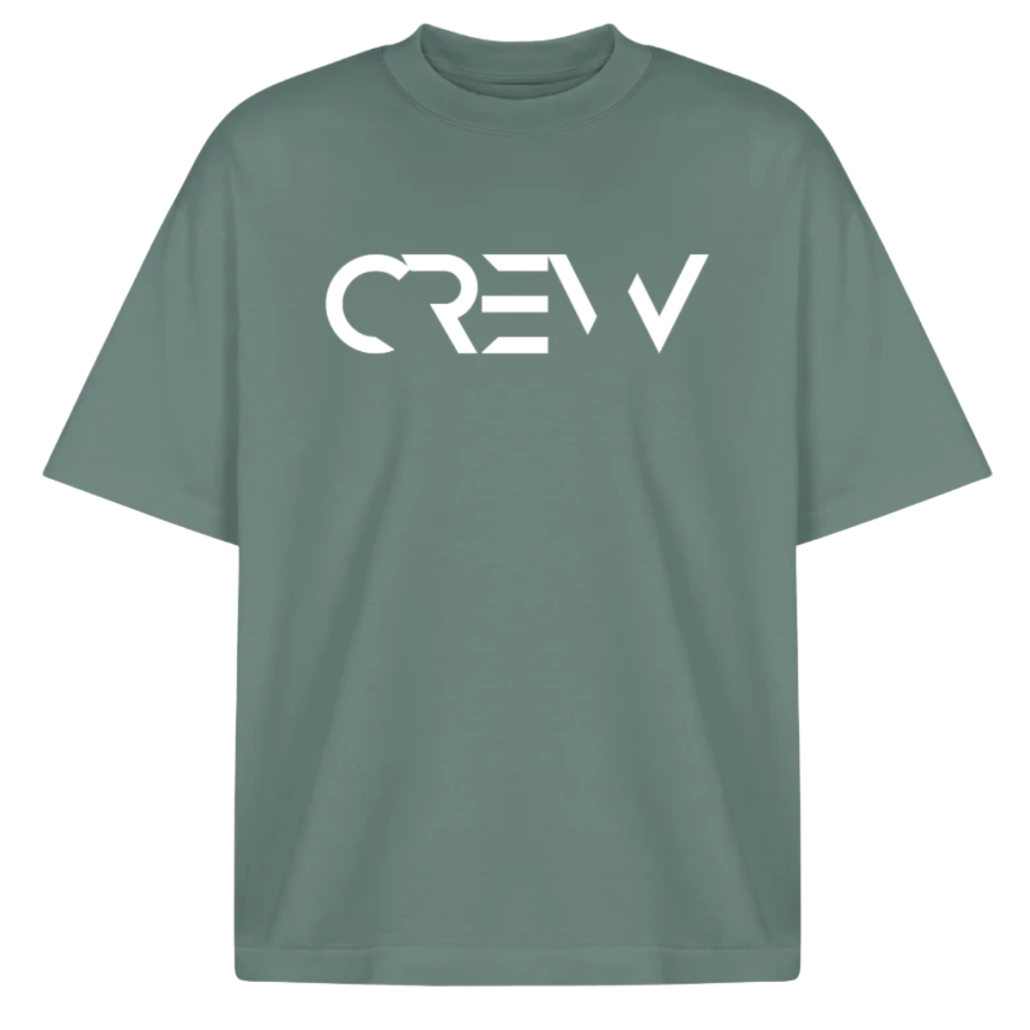 Grünes T-Shirt mit weißem, modern gestaltetem Schriftzug „CREW“ auf der Vorderseite.