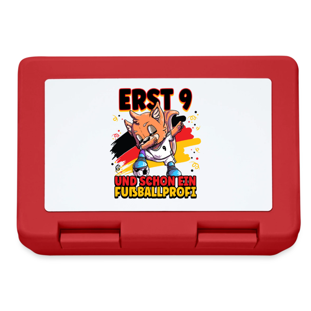 Rote Brotdose mit Illustration eines Fußball spielenden Fuchses und dem Text „Erst 9 und schon ein Fußballprofi“ auf dem Deckel.