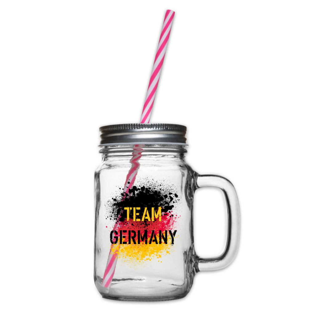Gläserner Henkelbecher mit Schraubdeckel und Trinkhalm, bedruckt mit „Team Germany“ in Schwarz, Rot und Gelb.