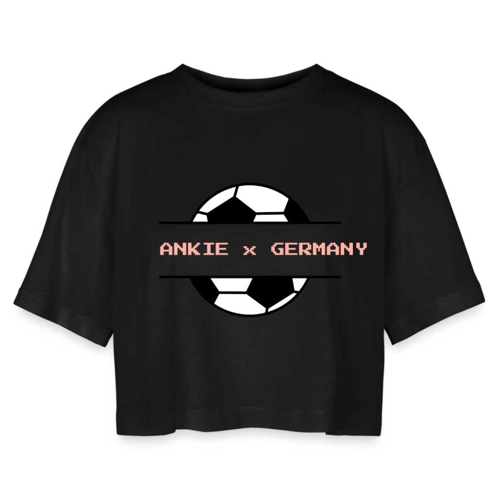Schwarzes Crop-T-Shirt mit Fußballgrafik und Schriftzug „ANKIE X GERMANY“ in rosa auf der Vorderseite.