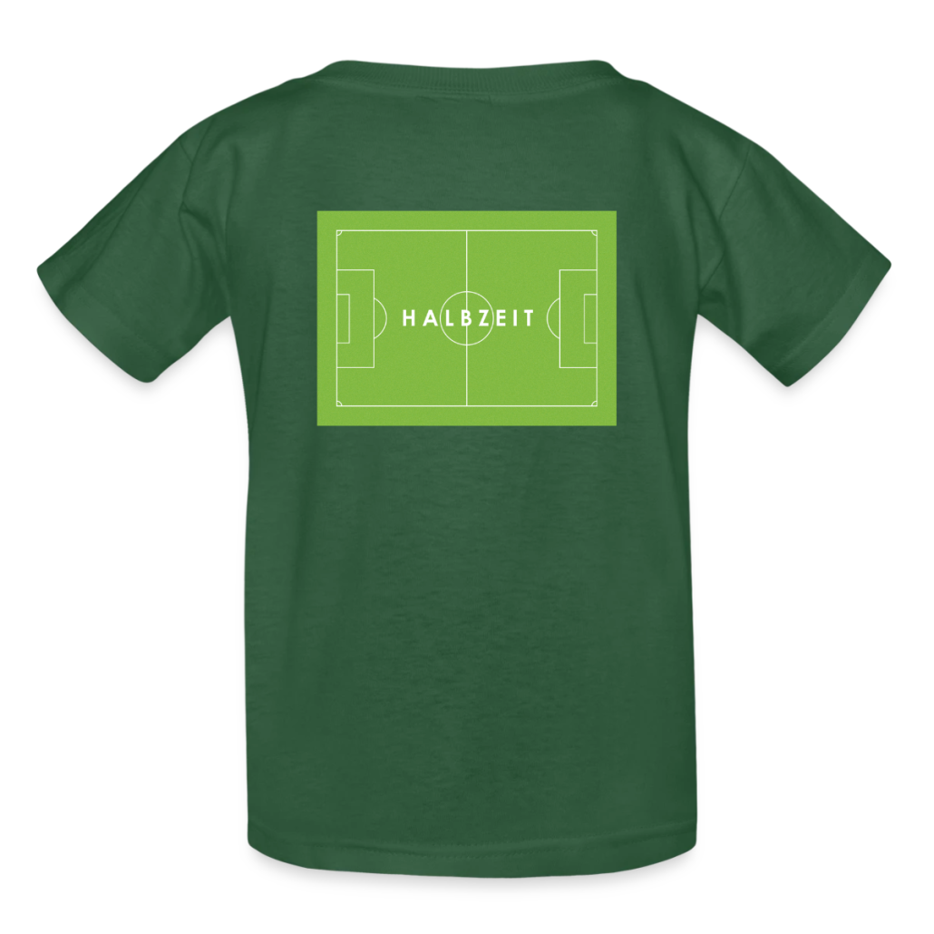 Grünes T-Shirt mit stilisierter Fußballfeld-Grafik und dem Wort „Halbzeit“ mittig auf dem Rücken.